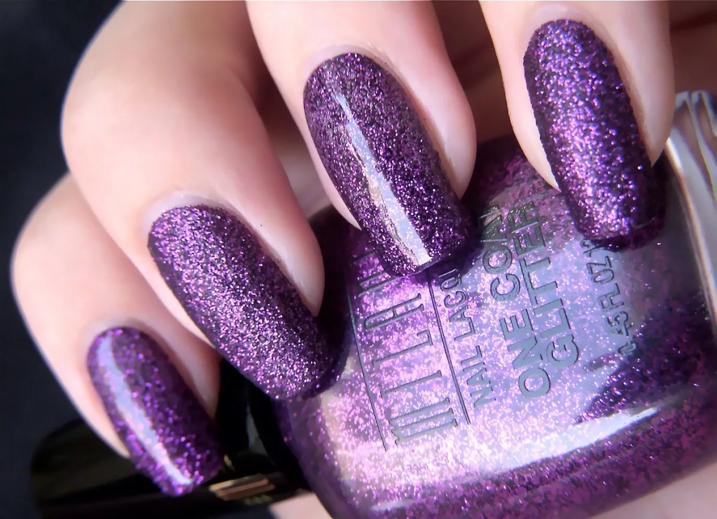 Elegant glittery nail designs for a dazzling manicure