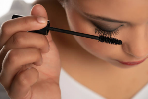 How to prevent mascara from smudging under your eye